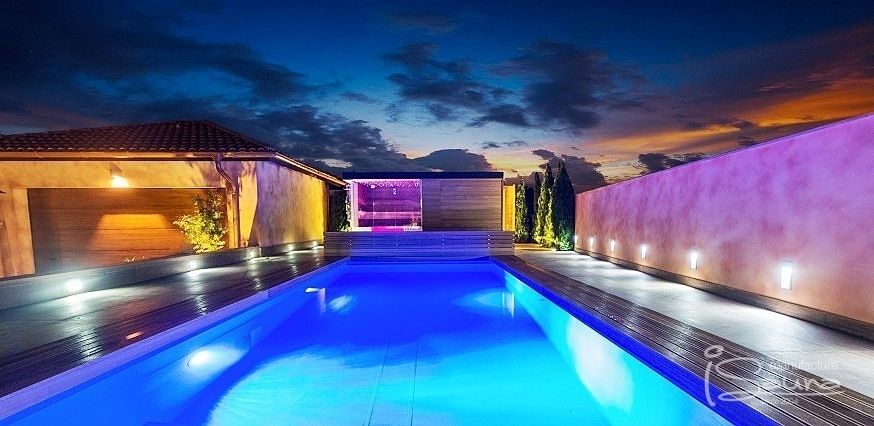 Swimmingpool mit saunahaus
